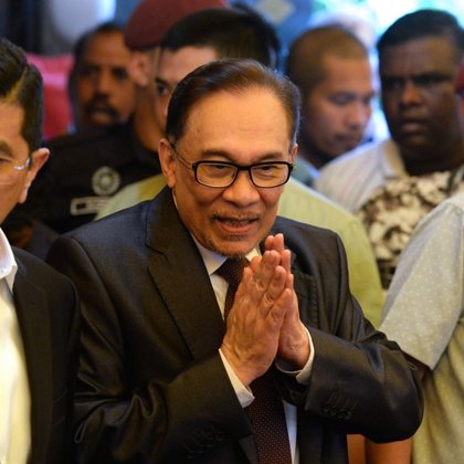 MALAYSIA'S POLITICAL DRAMA STORY: MALAYSIAN POLITICS GET NASTY, PRIME MINISTER MAHATHIR MOHAMAD SAID: IN THE PAST IT WAS SAID THAT I PUT ANWAR IBRAHIM IN PRISON .NOW I HAVE FREED HIM.ANWAR WAS ONCE HIS DEPUTY PRIME MINISTER