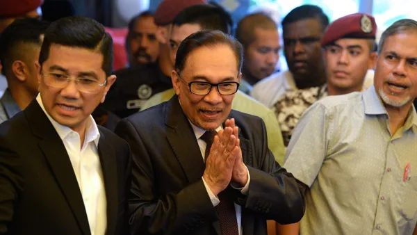 MALAYSIA'S POLITICAL DRAMA STORY: MALAYSIAN POLITICS GET NASTY, PRIME MINISTER MAHATHIR MOHAMAD SAID: IN THE PAST IT WAS SAID THAT I PUT ANWAR IBRAHIM IN PRISON .NOW I HAVE FREED HIM.ANWAR WAS ONCE HIS DEPUTY PRIME MINISTER